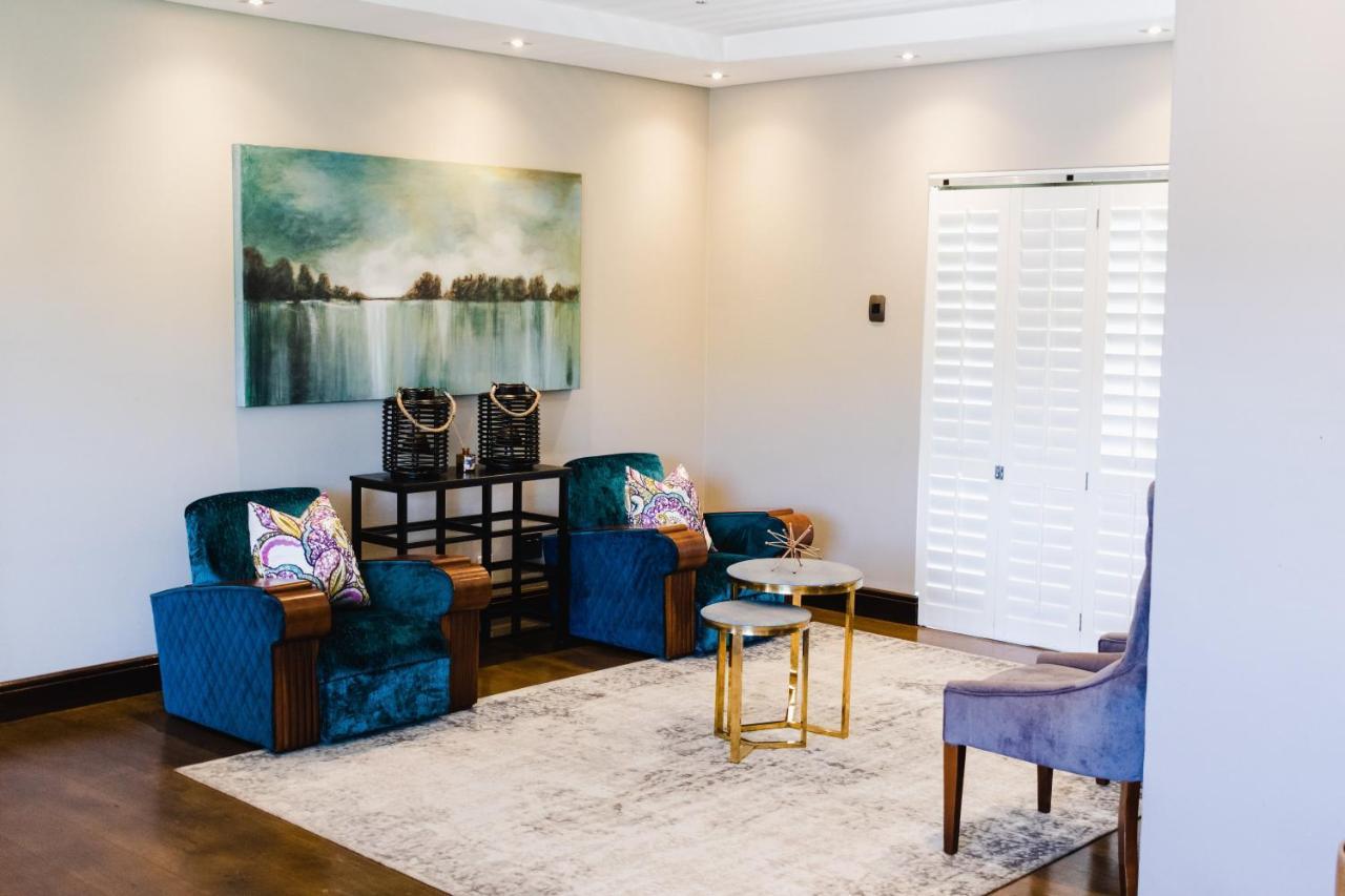Tredenham Boutique Hotel Блумфонтейн Экстерьер фото A living room with a sliding door