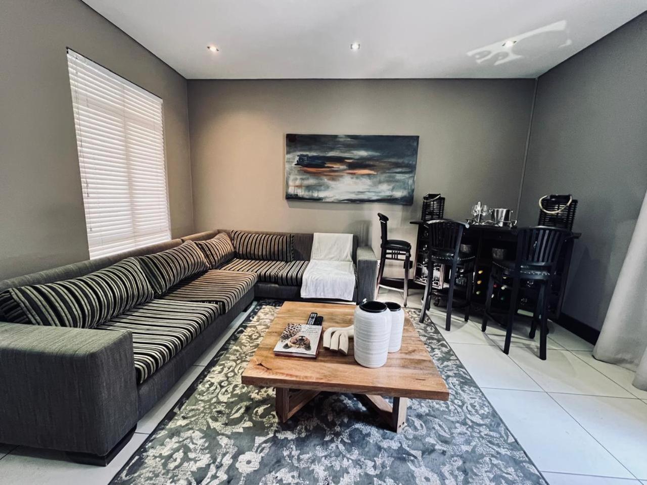 Tredenham Boutique Hotel Блумфонтейн Экстерьер фото A living room in a house in South Africa