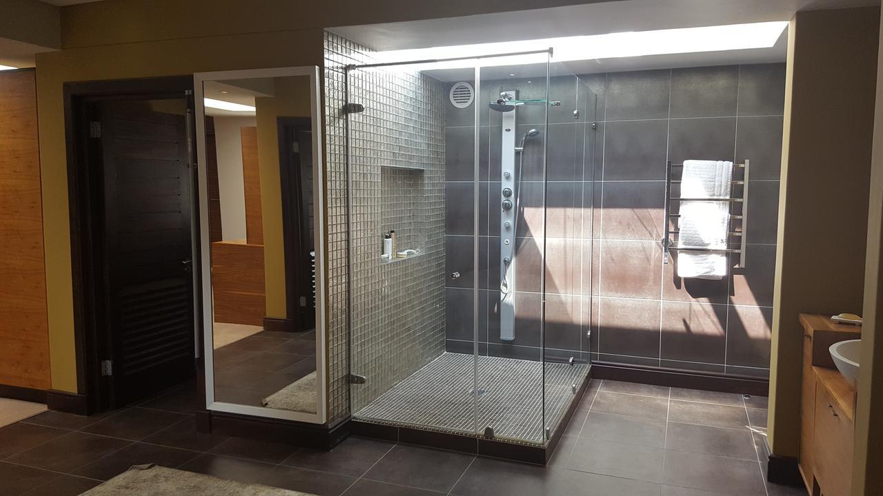 Tredenham Boutique Hotel Блумфонтейн Экстерьер фото A shower with a fixed shower head